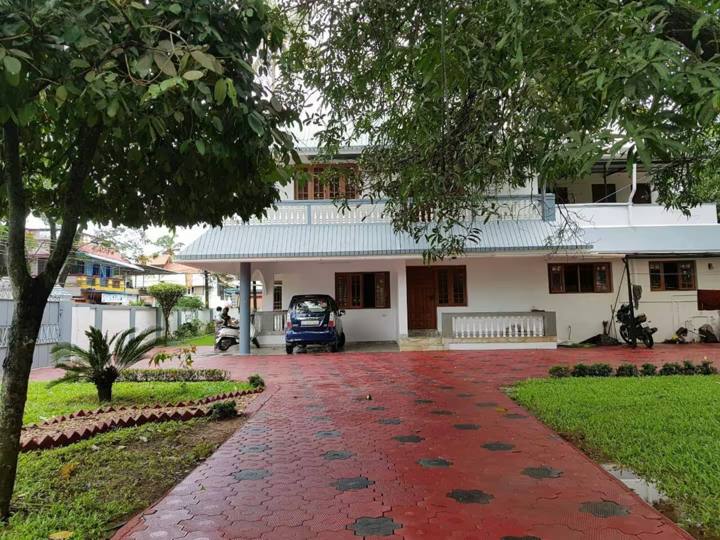 Driveway and lawn leading to the bungalow