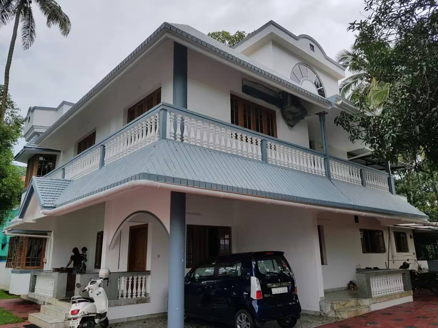Mavely's Bungalow from the driveway